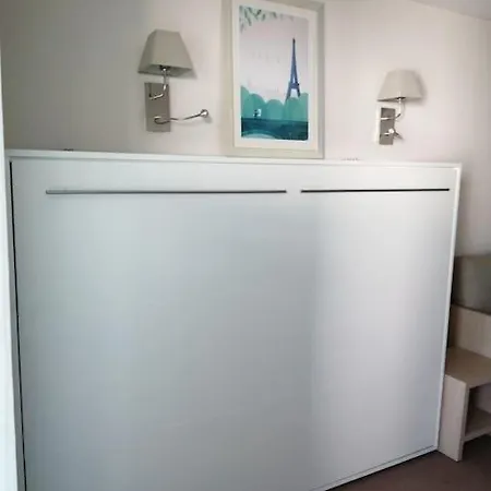 T1 Avec Piscine Et Terrasse Au Coeur De La Rochelle (Charente-Maritime)