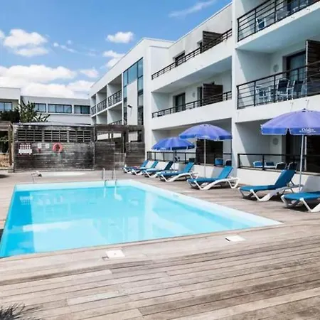 Apartment T1 Avec Piscine Et Terrasse Au Coeur De La Rochelle